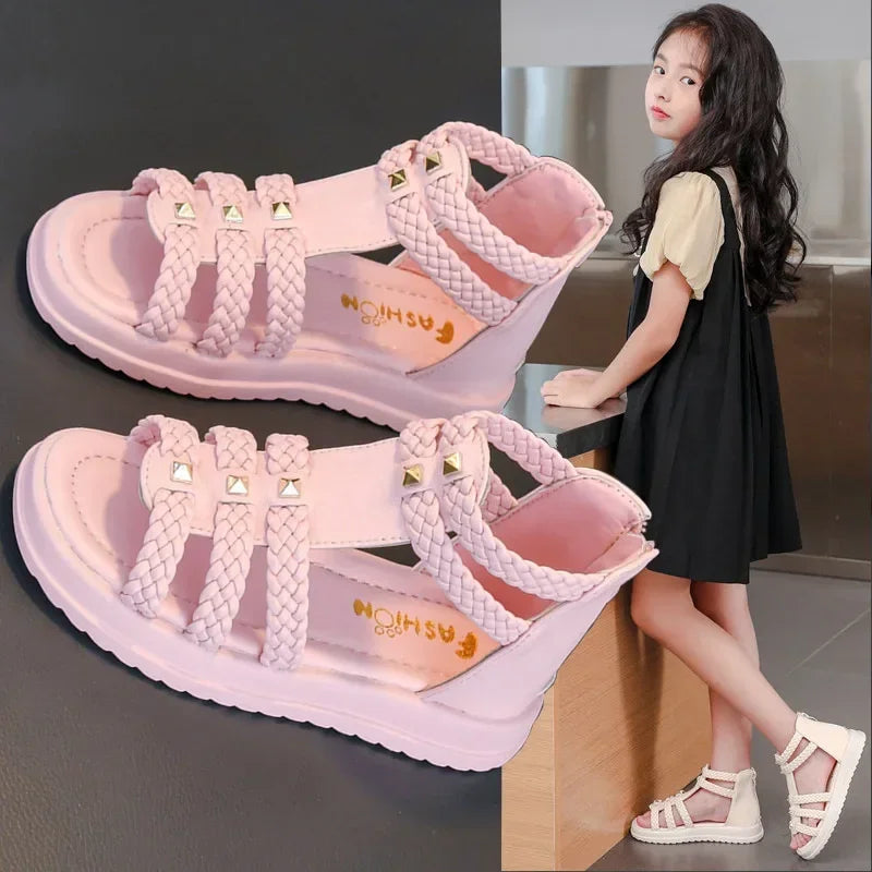 Sandali romani da bambina con punta aperta, intrecciati, tinta unita, modello alto, semplici, con rivetti, nuove scarpe estive piatte e traforate, casual, alla moda per bambini.