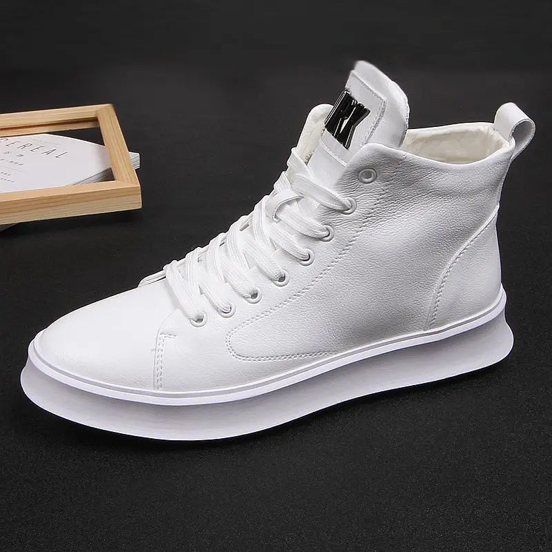 Scarpe da uomo in pelle, modello High-Top, versatili e casual, con suola spessa e tacco nascosto, colore bianco, collezione primavera 2025.