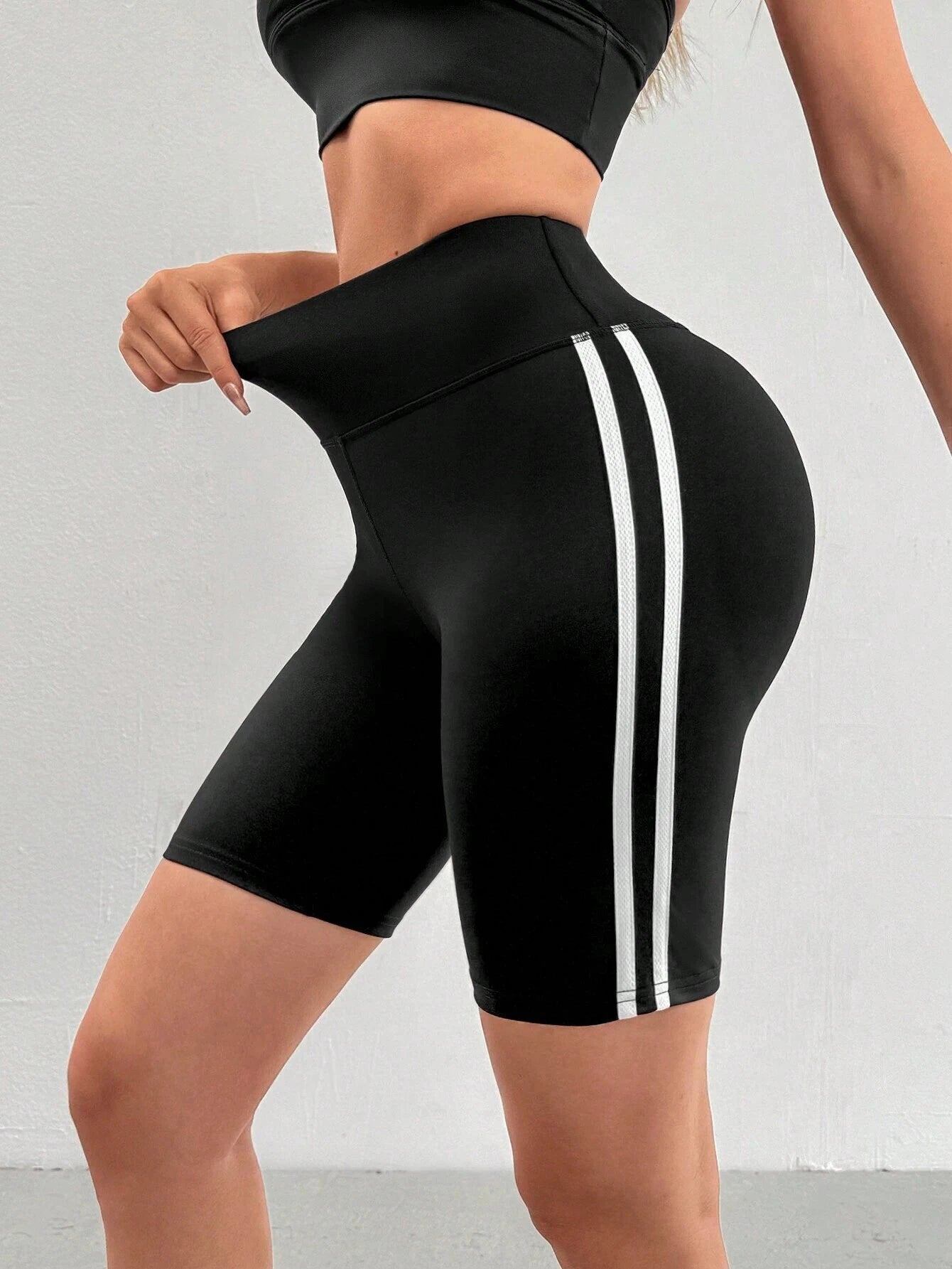Pantaloncini da yoga a vita alta elasticizzati per donna, effetto push-up, con strisce laterali, asciugatura rapida, controllo addominale, ideali per palestra, fitness e corsa.