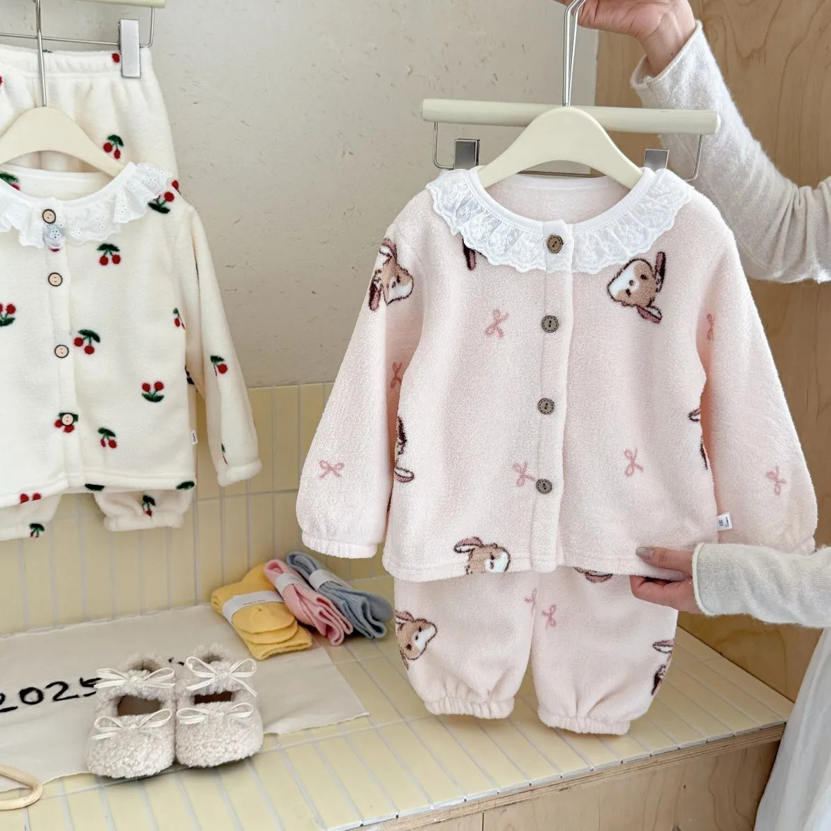 Completo pigiama invernale per bambina, 2 pezzi, caldo pile con bordo in pizzo, maglia a maniche lunghe e pantaloni, grazioso completo per la casa, abbigliamento casual per Natale
