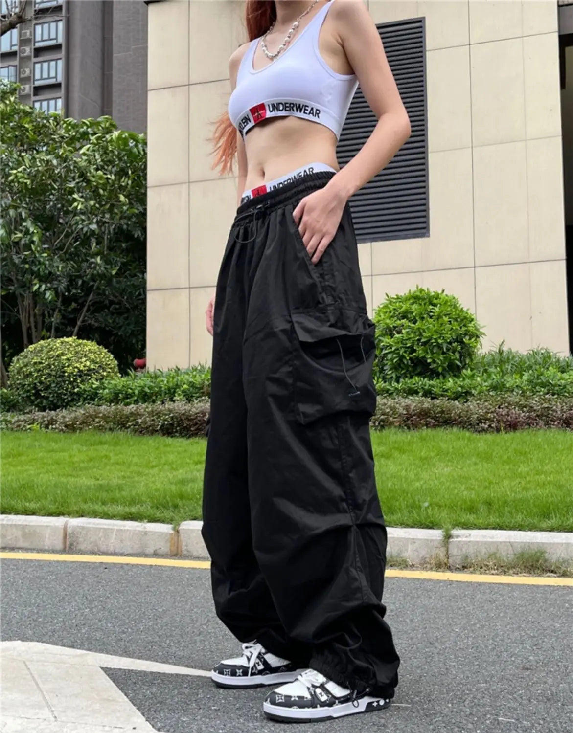 Pantaloni neri da donna stile Y2K Parachute, stile hippie streetwear, con tasche oversize, pantaloni cargo, gamba larga, stile Harajuku.