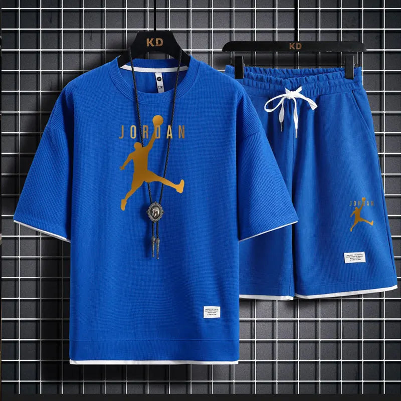 Nuovo completo estivo 2025 per attività all'aperto, composto da t-shirt a maniche corte con scollo rotondo e pantaloncini traspiranti, due pezzi alla moda e casual.