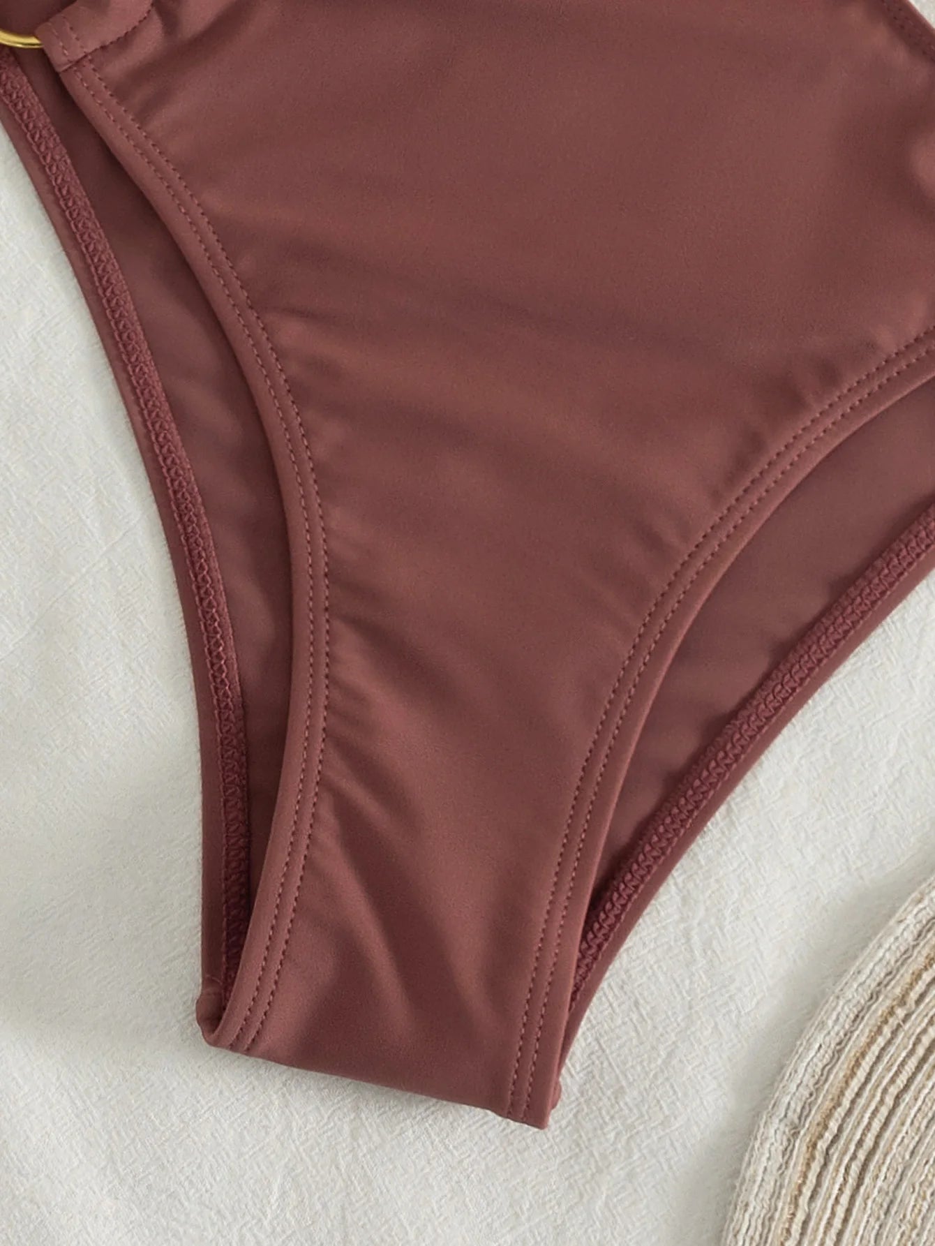 Costume da bagno intero da donna color marrone cioccolato con scollo all'americana, design con ritagli e decorazioni ad anello in metallo, taglio alto, ideale per le vacanze al mare.
