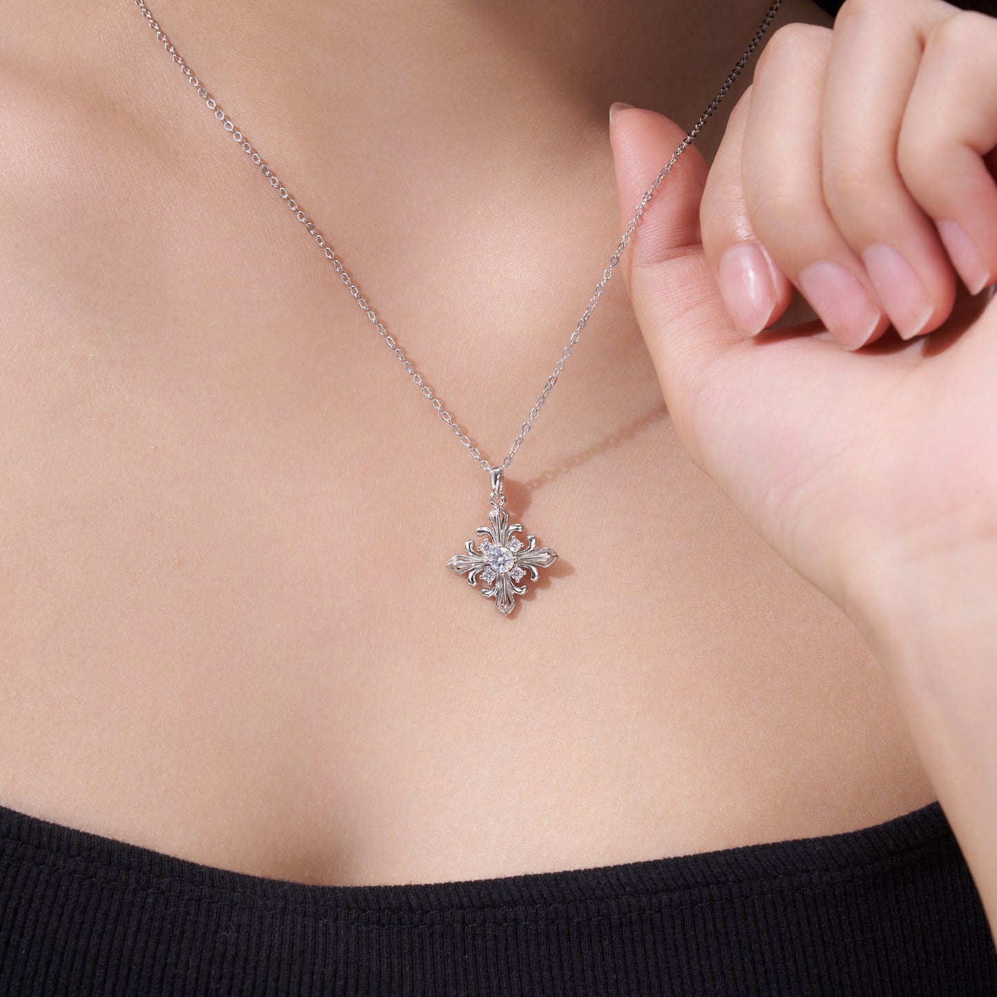 Elegante e raffinata collana con pendente minimalista da 0,3 carati di morganite di alta qualità, realizzata in argento S925 placcato platino.