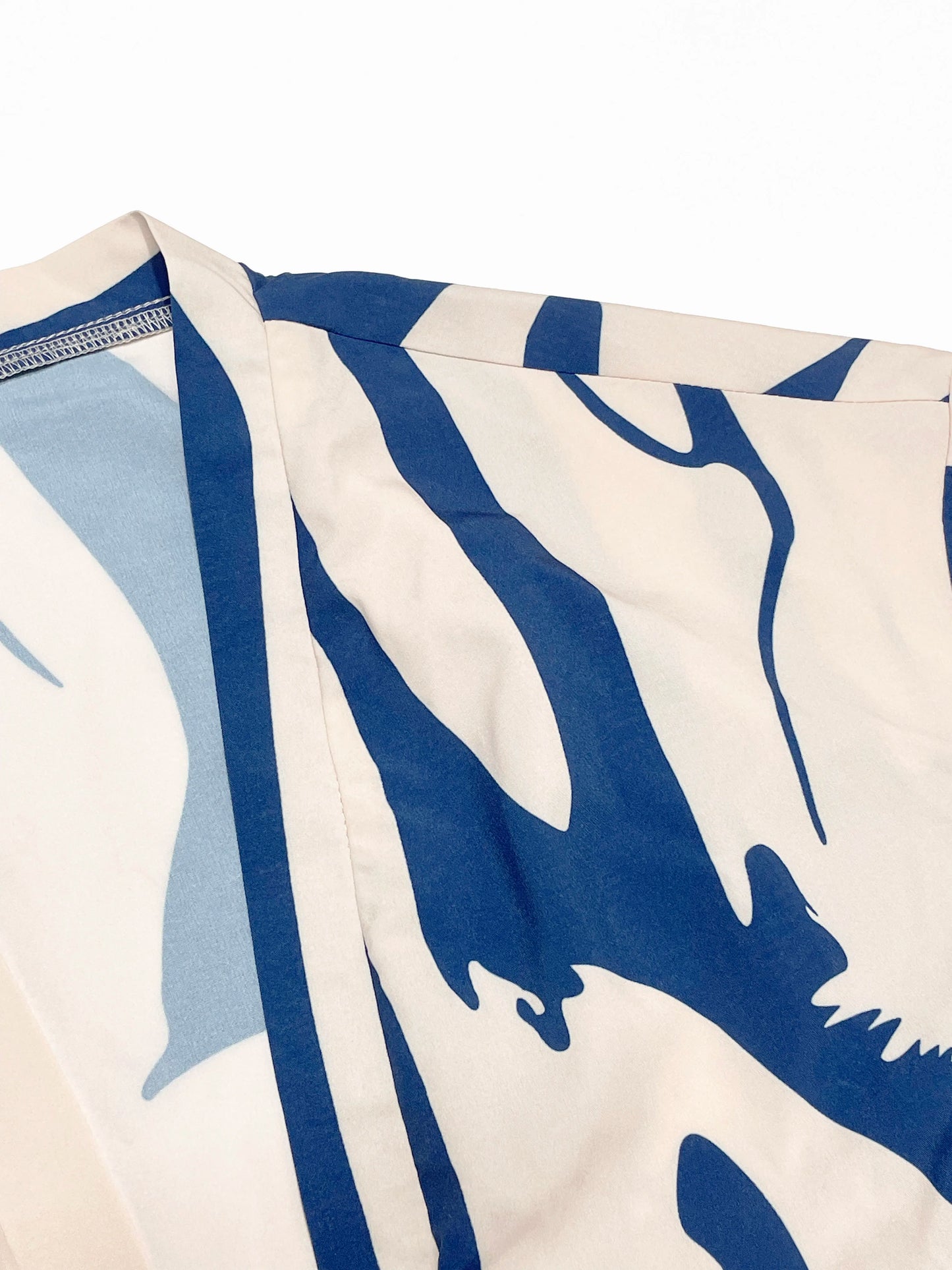 Completo da donna con cardigan e pantaloncini con stampa asimmetrica color block, due pezzi alla moda, comodo abbigliamento casual per l'uso quotidiano