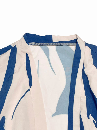 Completo da donna con cardigan e pantaloncini con stampa asimmetrica color block, due pezzi alla moda, comodo abbigliamento casual per l'uso quotidiano