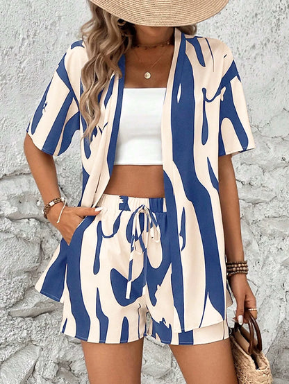 Completo da donna con cardigan e pantaloncini con stampa asimmetrica color block, due pezzi alla moda, comodo abbigliamento casual per l'uso quotidiano