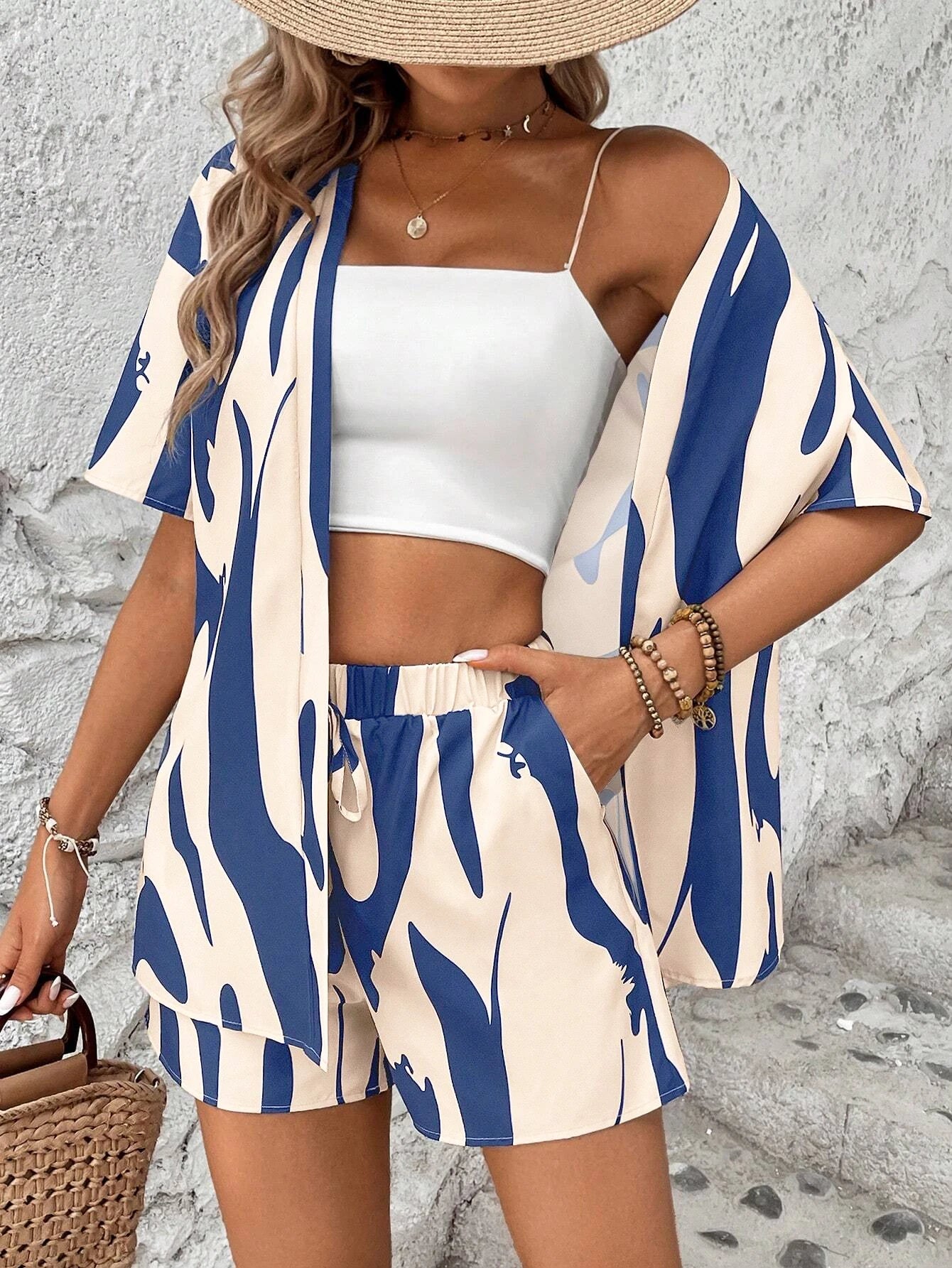 Completo da donna con cardigan e pantaloncini con stampa asimmetrica color block, due pezzi alla moda, comodo abbigliamento casual per l'uso quotidiano