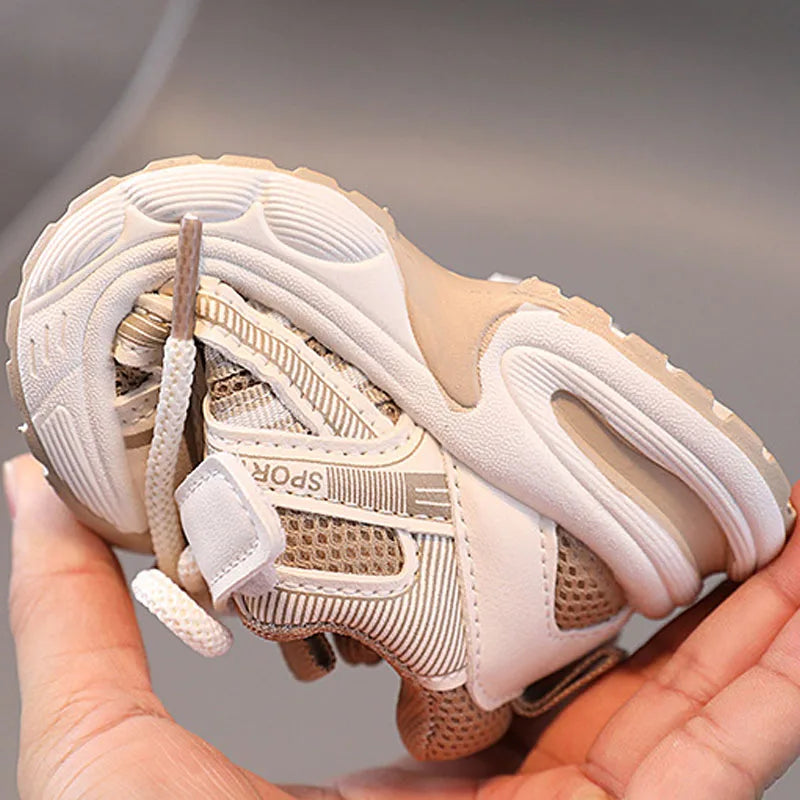 Scarpe sportive traspiranti in mesh per bambini, leggere e versatili, ideali per neonati, maschietti e femminucce, scarpe casual per la primavera e l'autunno, scarpe da corsa per bambini.