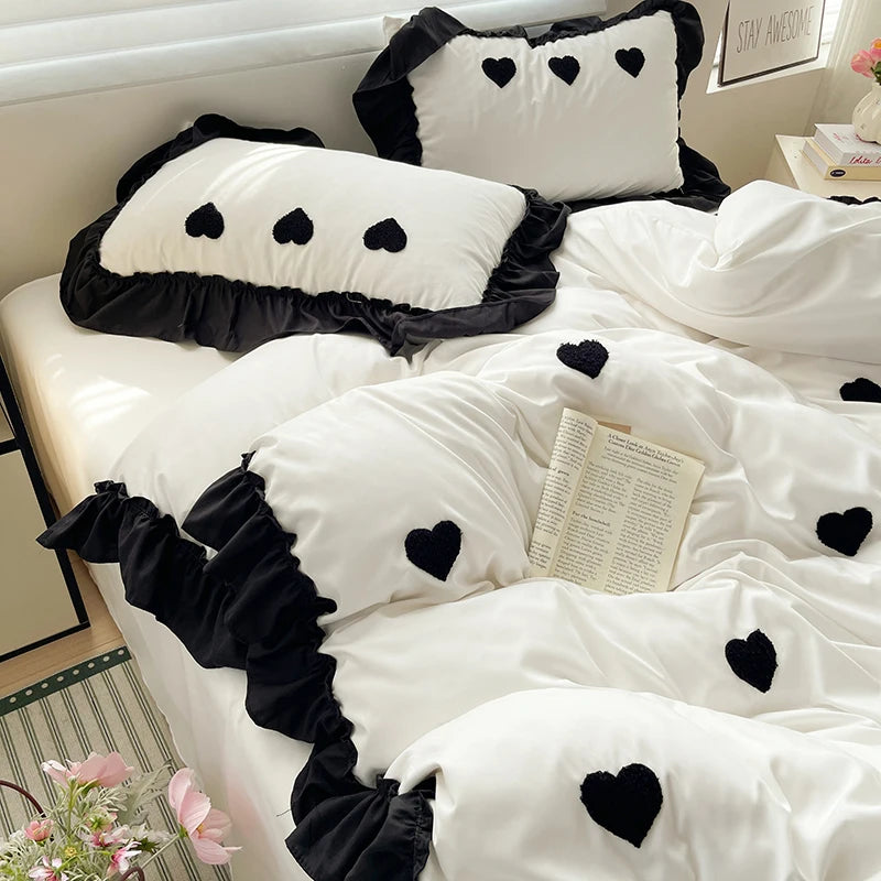 Set di lenzuola da 3 pezzi con copripiumino nero ricamato a cuore, comodo set di biancheria da letto per tutte le stagioni.