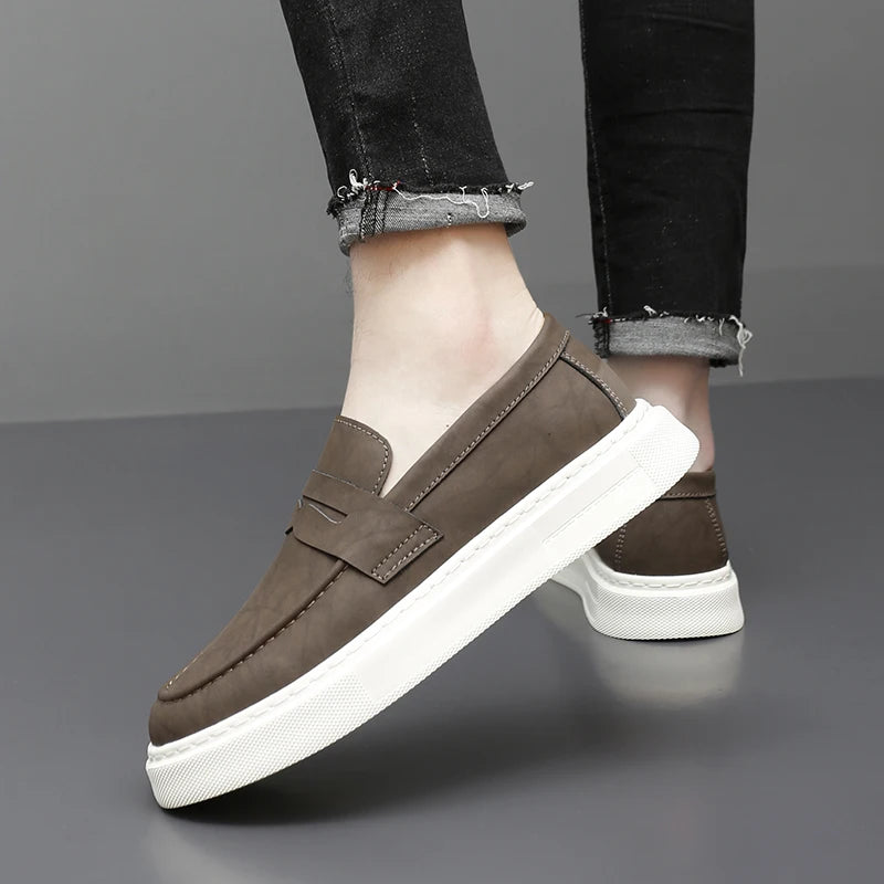 Mocassini da uomo in pelle alla moda 2025 per feste e matrimoni, scarpe eleganti da uomo in stile italiano, comode e traspiranti per tutti i giorni.