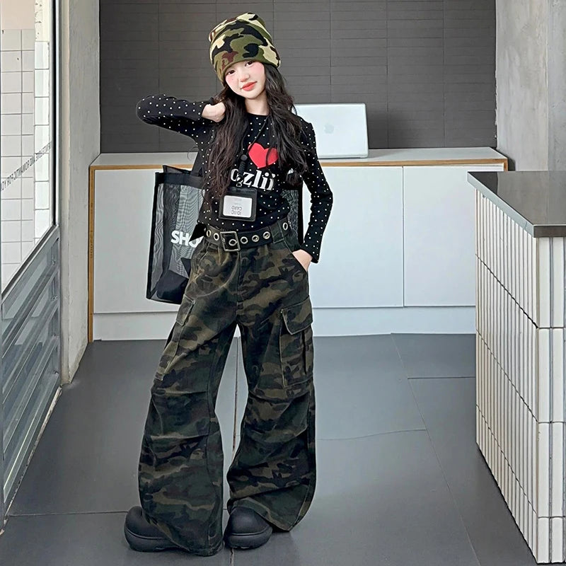 pantaloni mimetici da ragazza adolescente, pantaloni cargo multitasche per bambini, maglietta con stampa a pois e lettere, pantaloni per bambini