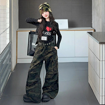 pantaloni mimetici da ragazza adolescente, pantaloni cargo multitasche per bambini, maglietta con stampa a pois e lettere, pantaloni per bambini