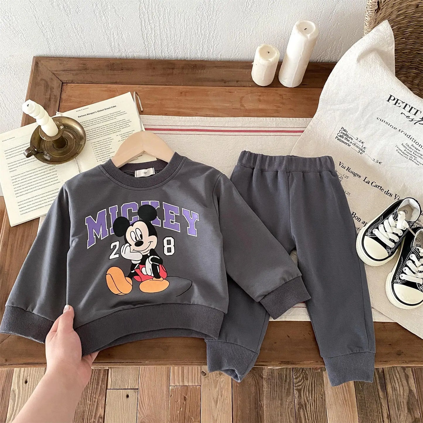Nuovo set felpa autunno 2024 per bambini, tuta sportiva casual ampia e alla moda con maglia a maniche lunghe e pantaloni, 2 pezzi/set, abbigliamento Disney per bambini