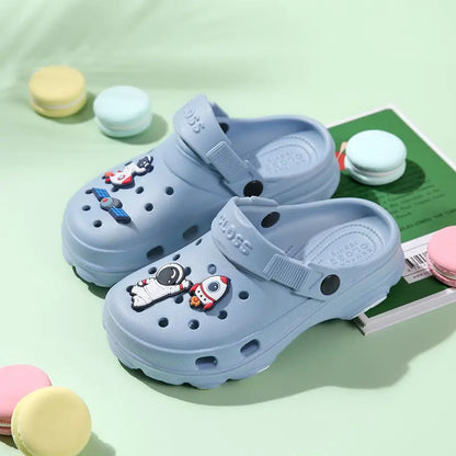 Nuovi sandali estivi per bambini dai 3 ai 15 anni, pantofole per bambine, scarpe antiscivolo, zoccoli con cartoni animati, sandali carini per neonate, scarpe per bambini