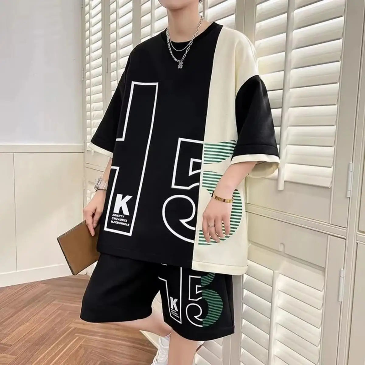 Completo estivo da uomo con t-shirt girocollo traspirante e stampa personalizzata con lettere, ideale per attività all'aperto e stile streetwear.