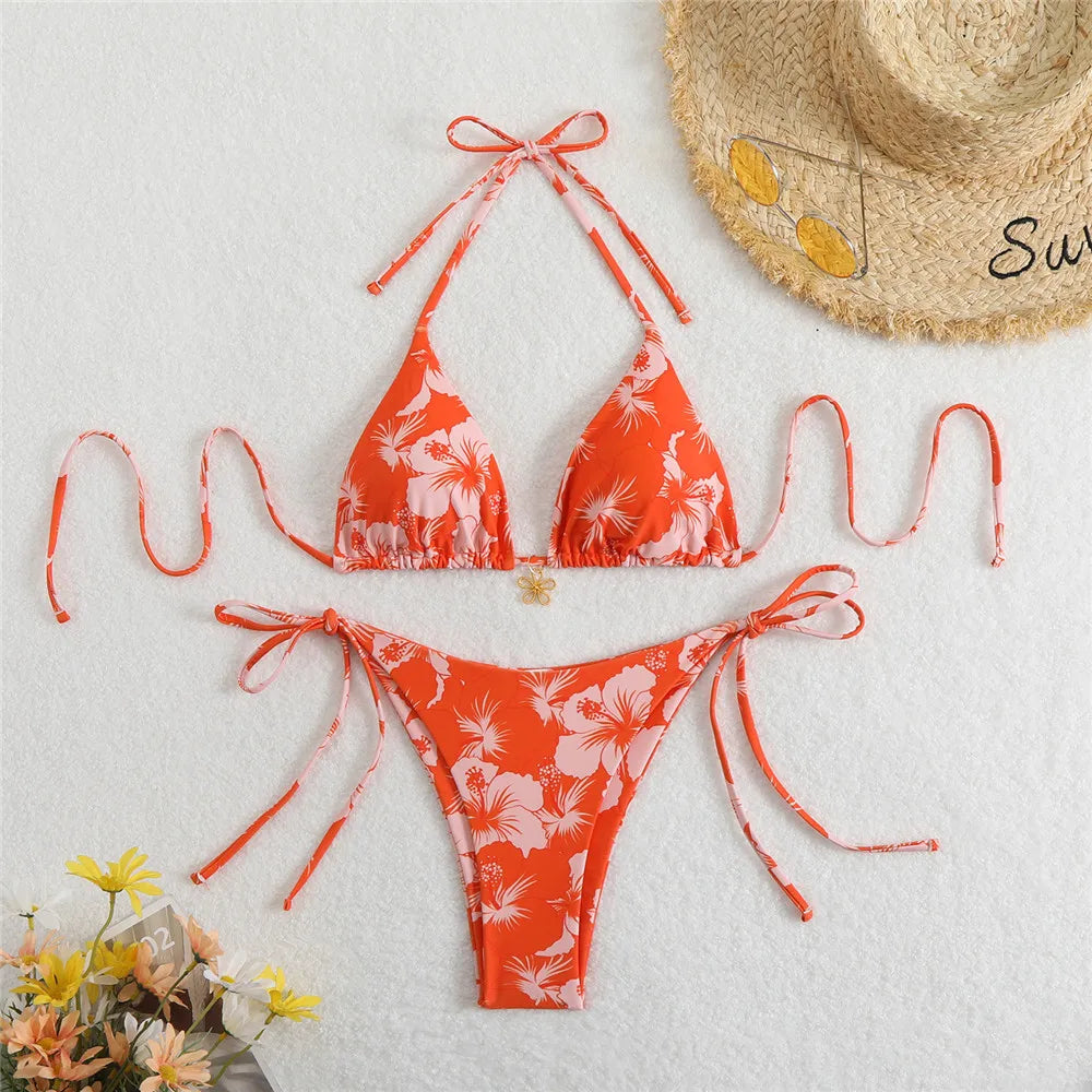 Bikini micro tanga sexy con stampa floreale rosso rosa, costume da bagno da donna 2026, costume da bagno con laccetti e allacciatura al collo, set bikini a triangolo