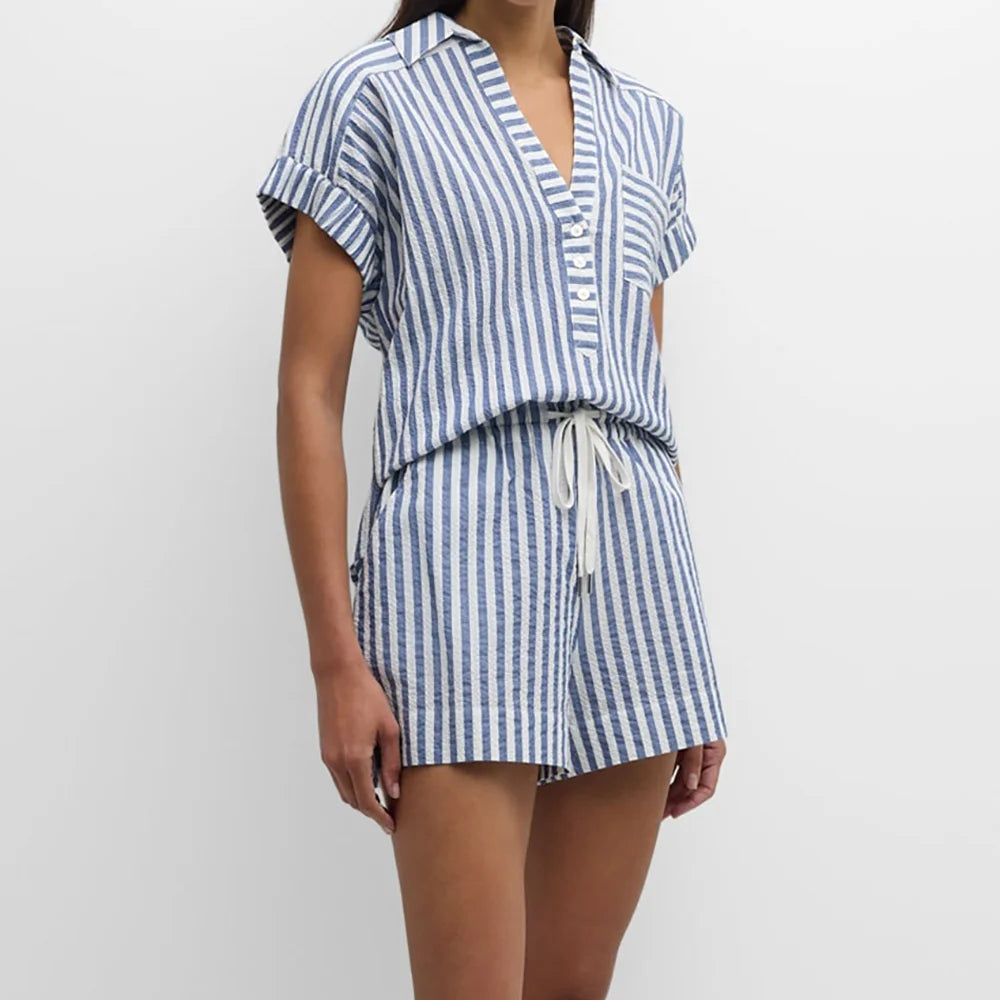 Nuovo set a maniche corte a righe blu-bianche europee e americane del 2026: top con colletto e mezza patta + pantaloncini con coulisse, 2 pezzi per casual