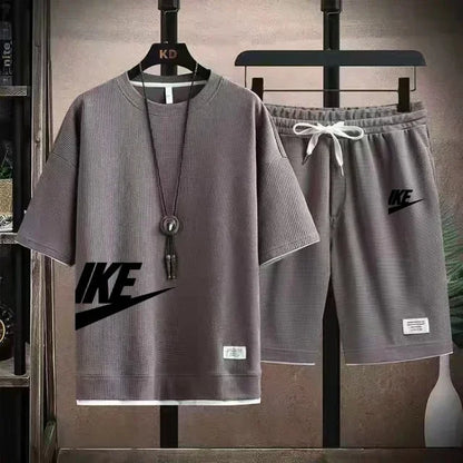 Nuovo completo sportivo estivo da uomo composto da t-shirt a maniche corte e pantaloncini, completo da jogging traspirante a due pezzi per attività all'aperto.