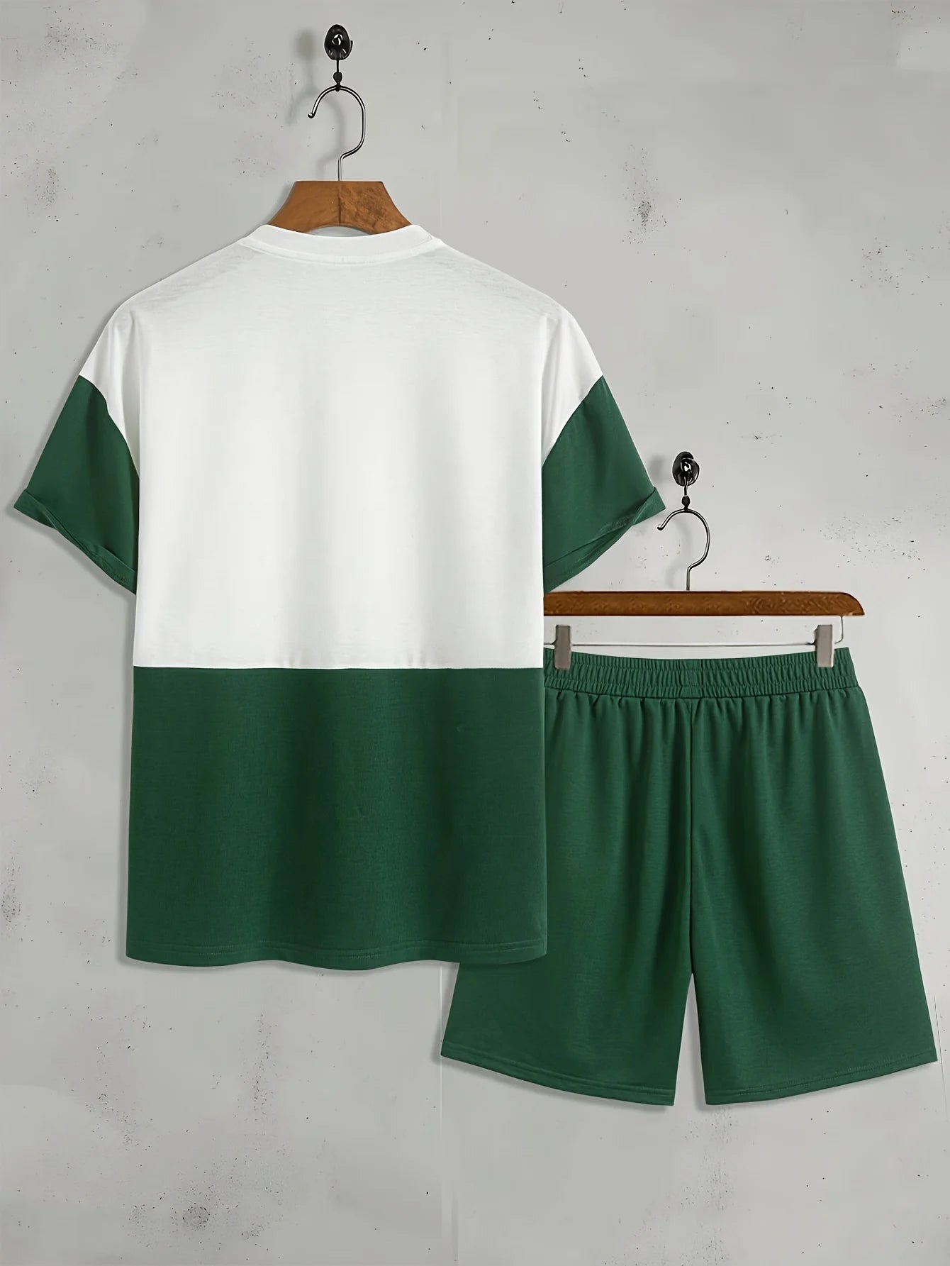 Nuova collezione estate 2025 di abbigliamento sportivo casual da uomo: t-shirt a maniche corte con scollo rotondo e stampa digitale 3D a blocchi di colore e pantaloncini.