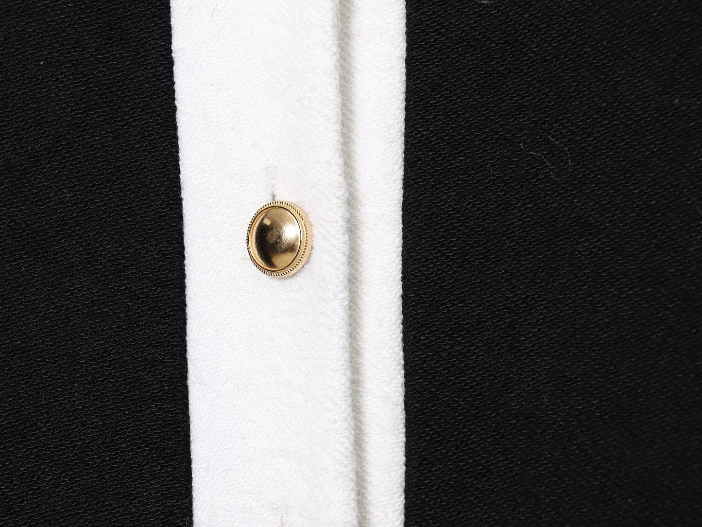 Completo composto da giacca a maniche corte con scollo rotondo in pelle perlata a contrasto, elastico in vita e pantaloni a vita alta
