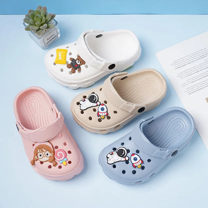 Nuovi sandali estivi per bambini dai 3 ai 15 anni, pantofole per bambine, scarpe antiscivolo, zoccoli con cartoni animati, sandali carini per neonate, scarpe per bambini