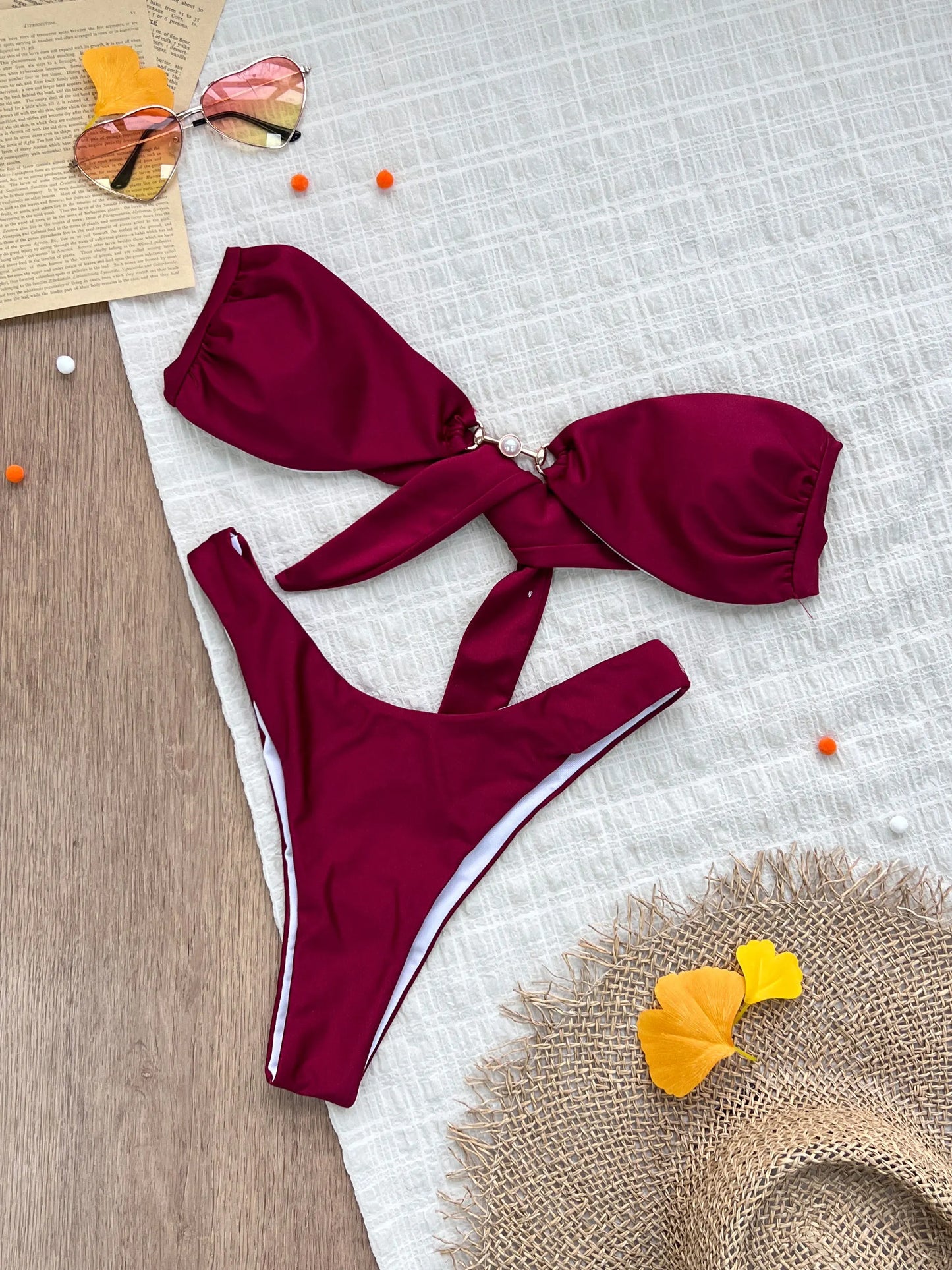 Nuovo bikini sexy bordeaux 2025 con dettagli dorati: top a fascia e slip a vita alta, perfetto per feste estive in spiaggia e in piscina.