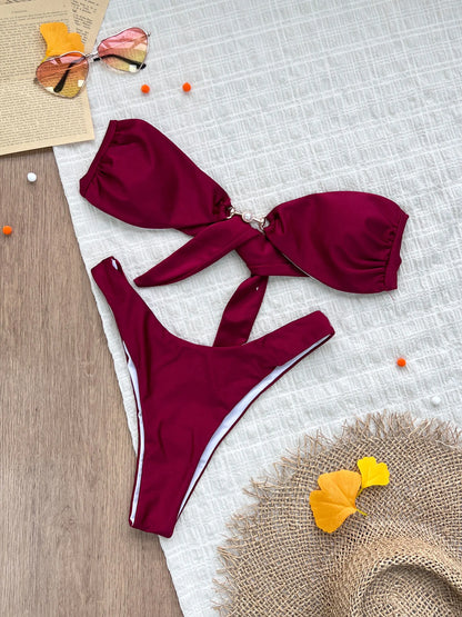 Nuovo bikini sexy bordeaux 2025 con dettagli dorati: top a fascia e slip a vita alta, perfetto per feste estive in spiaggia e in piscina.