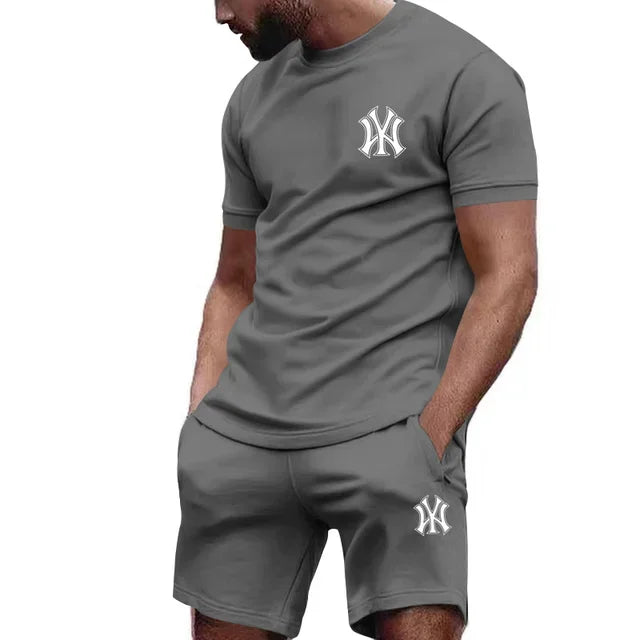 Completo sportivo da uomo a due pezzi 2026, composto da t-shirt a maniche corte e abbigliamento sportivo estivo per corsa e fitness.