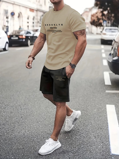 Completo estivo da uomo con pantaloncini a maniche corte, t-shirt di tendenza con stampa girocollo, completo da uomo con completo sportivo a due pezzi da gangster affascinante