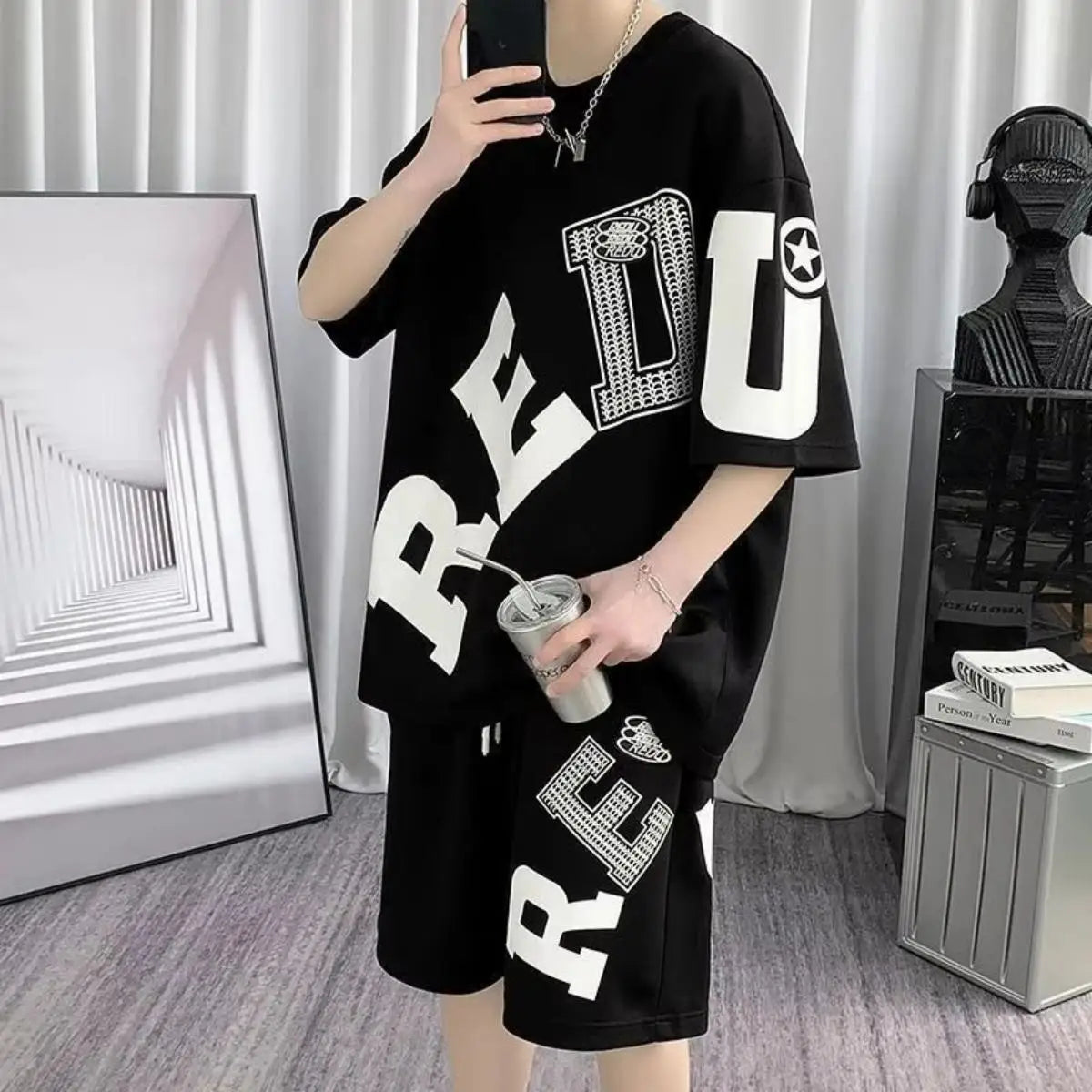 Completo estivo da uomo con t-shirt girocollo traspirante e stampa personalizzata con lettere, ideale per attività all'aperto e stile streetwear.