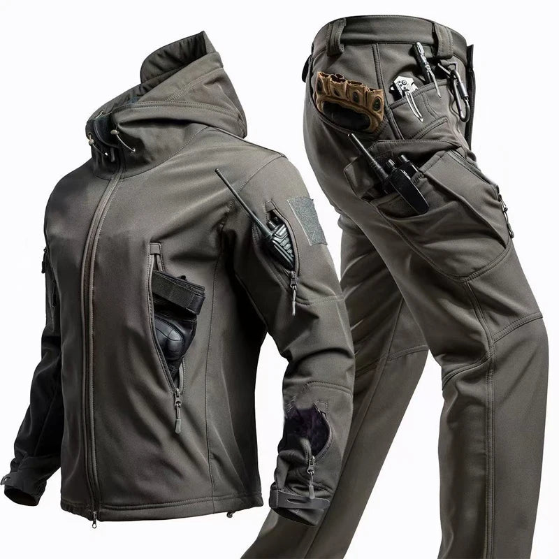 Completo da trekking impermeabile da uomo, giacca militare Sharkskin, cappotto da campeggio, pantaloni tattici, pantaloni caldi in pile da pesca, inverno