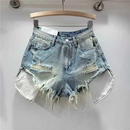 Nuova collezione estate 2026: pantaloncini in denim rosa con fori, vita alta, modello snellente, linea ad A, orlo sfrangiato.