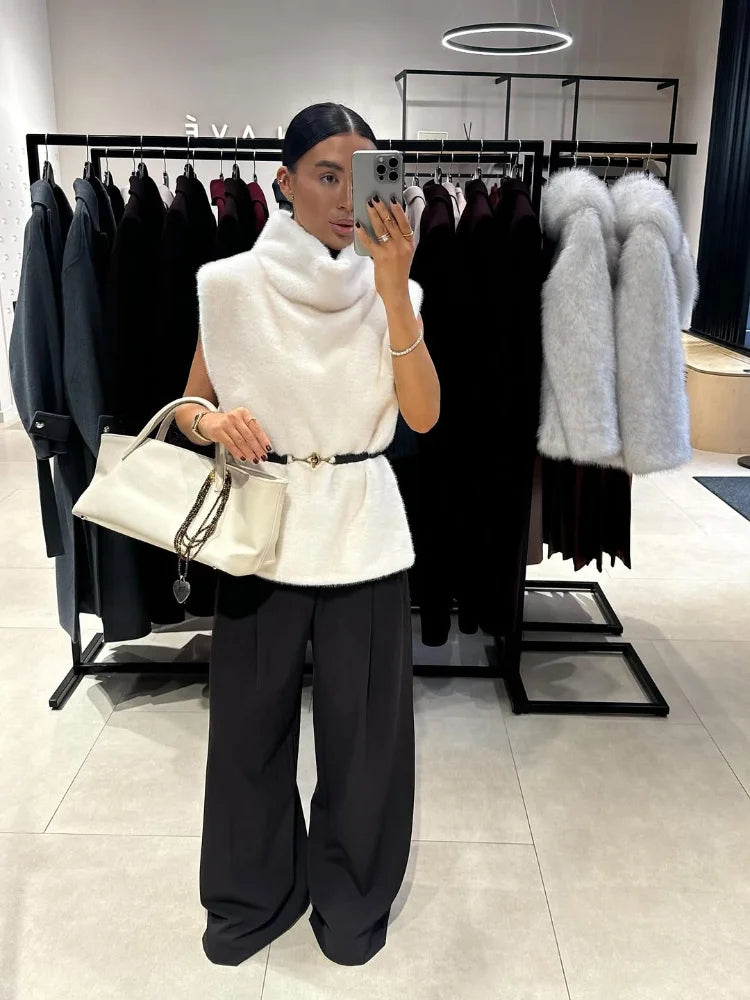 Gilet chic moderno in pelliccia sintetica, collo alto, cintura, vestibilità slim, gilet da donna, appuntamenti, elegante, rilassato, alla moda, casual, abbigliamento femminile