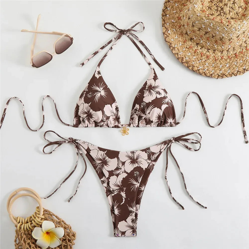 Bikini micro tanga sexy con stampa floreale rosso rosa, costume da bagno da donna 2026, costume da bagno con laccetti e allacciatura al collo, set bikini a triangolo