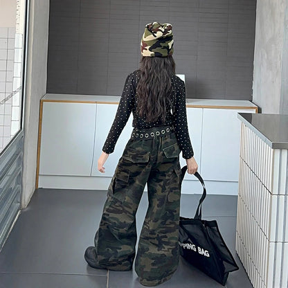 pantaloni mimetici da ragazza adolescente, pantaloni cargo multitasche per bambini, maglietta con stampa a pois e lettere, pantaloni per bambini