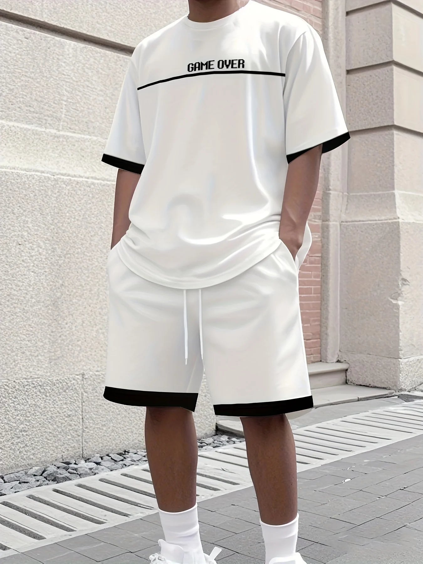 Completo sportivo da uomo alla moda, traspirante, con t-shirt girocollo e pantaloncini, con stampa a righe e lettere, ideale per attività all'aperto e tempo libero.