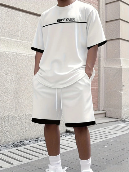 Completo sportivo da uomo alla moda, traspirante, con t-shirt girocollo e pantaloncini, con stampa a righe e lettere, ideale per attività all'aperto e tempo libero.