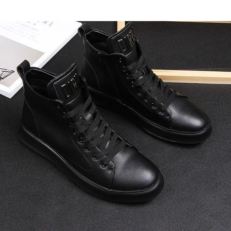 Scarpe da uomo in pelle, modello High-Top, versatili e casual, con suola spessa e tacco nascosto, colore bianco, collezione primavera 2025.