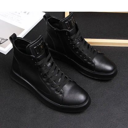 Scarpe da uomo in pelle, modello High-Top, versatili e casual, con suola spessa e tacco nascosto, colore bianco, collezione primavera 2025.
