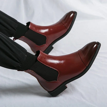 Stivali Chelsea da uomo con suola rossa, scarpe eleganti nere da uomo con punta a punta, stivali corti da uomo alla moda in Inghilterra.