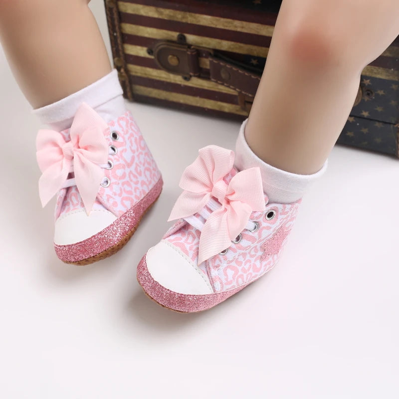 Scarpe alla moda per bambina, graziose scarpe basse casual a tema rosa classico con suola morbida, comode e leggere per camminare.