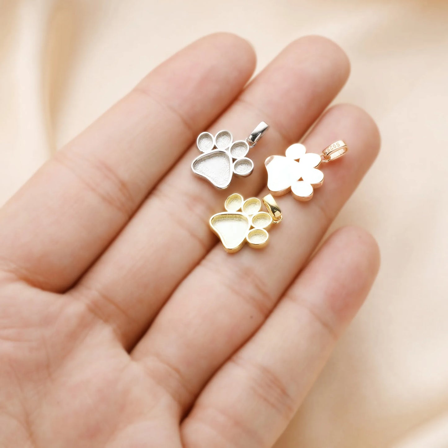Ciondolo a forma di zampa di cane in resina, 13 mm, con incastonatura a castone, in argento sterling 925 massiccio placcato oro rosa, codice 1431165.