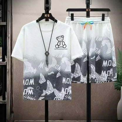 Completo casual da uomo con t-shirt a maniche corte sfumate e pantaloncini, ideale per lo sport estivo in palestra. Abbigliamento maschile.