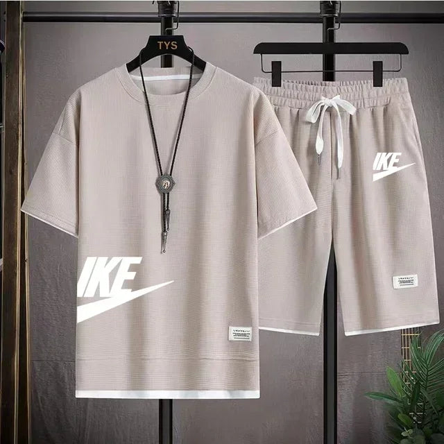 Nuovo completo sportivo estivo da uomo composto da t-shirt a maniche corte e pantaloncini, completo da jogging traspirante a due pezzi per attività all'aperto.