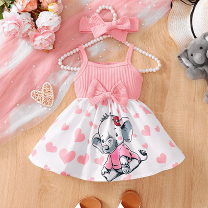 Abito estivo alla moda per bambina con grazioso cuoricino e bretelle a forma di elefantino dei cartoni animati.