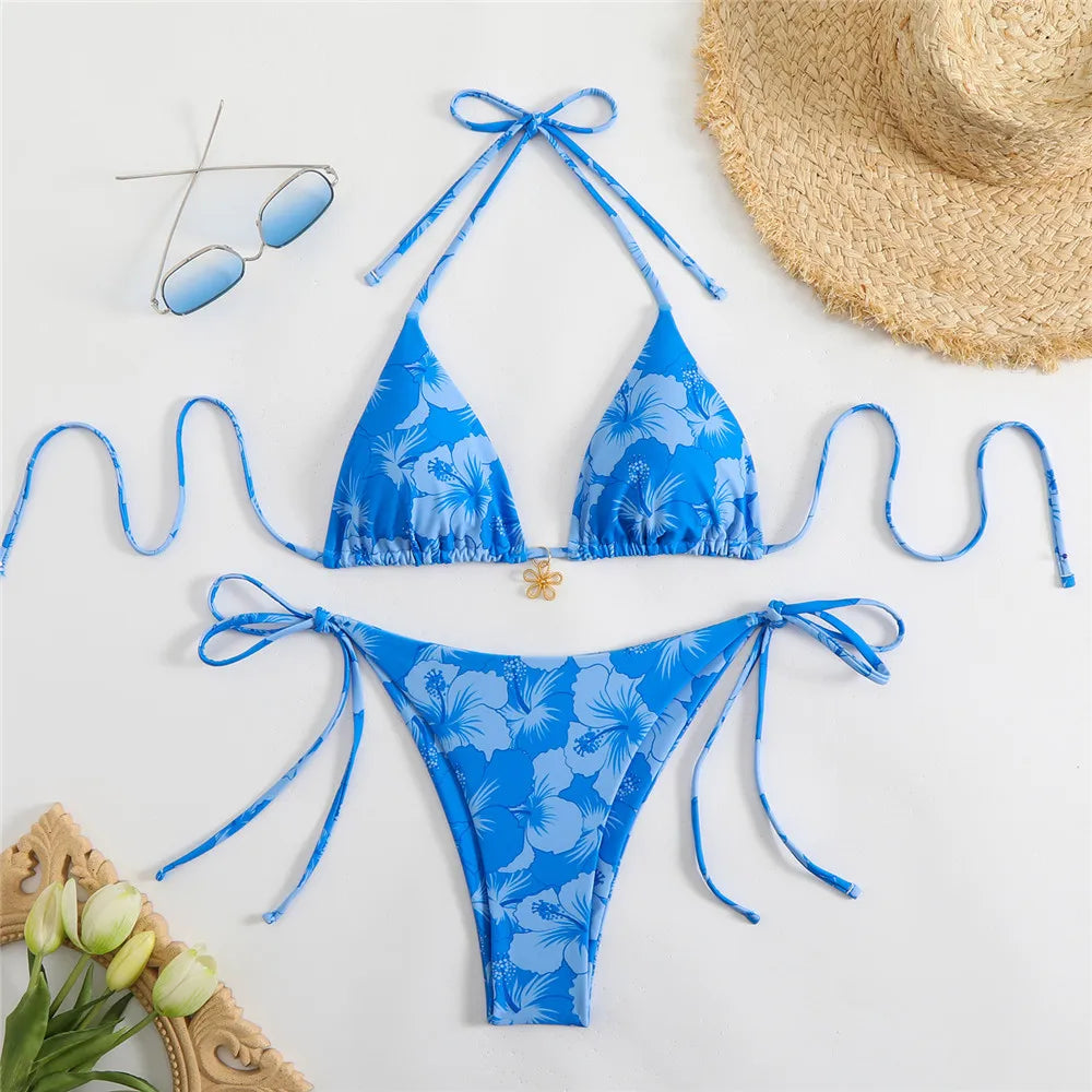 Bikini micro tanga sexy con stampa floreale rosso rosa, costume da bagno da donna 2026, costume da bagno con laccetti e allacciatura al collo, set bikini a triangolo