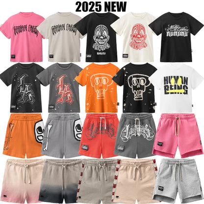 Completo estivo per bambini 2025, composto da maglietta a girocollo stampata e pantaloncini ricamati. Abbigliamento di tendenza per bambini.