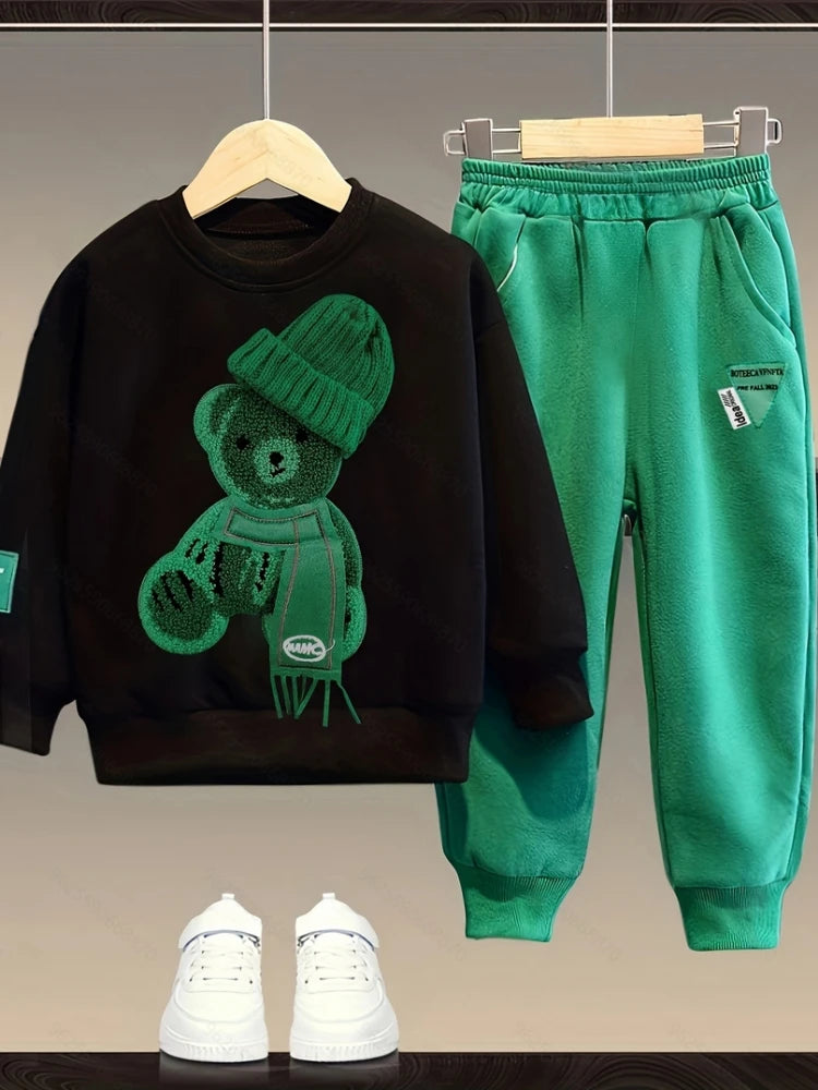 Completo autunnale per bambini, composto da felpa con orsetto ricamato e pantaloni, ideale per bambine e ragazzi.