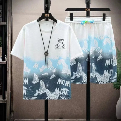 Completo casual da uomo con t-shirt a maniche corte sfumate e pantaloncini, ideale per lo sport estivo in palestra. Abbigliamento maschile.